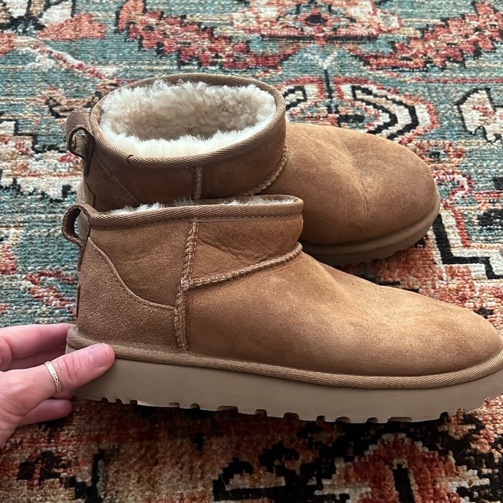 UGG classic ultra mini size 7, chestnut - barely worn, LIKE NEW